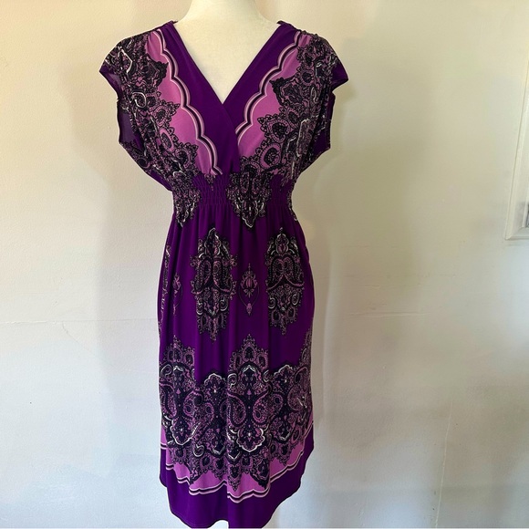 She's Cool Dresses & Skirts - She’s Cool Purple Paisley MIDI Scrunch V-Neck Short Sleeve Dress Women’s Size S